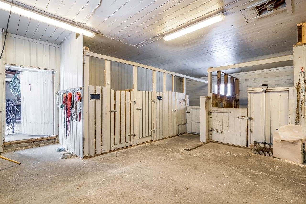 Stallbokser i låven gir gode muligheter for hestehold Galleribilde