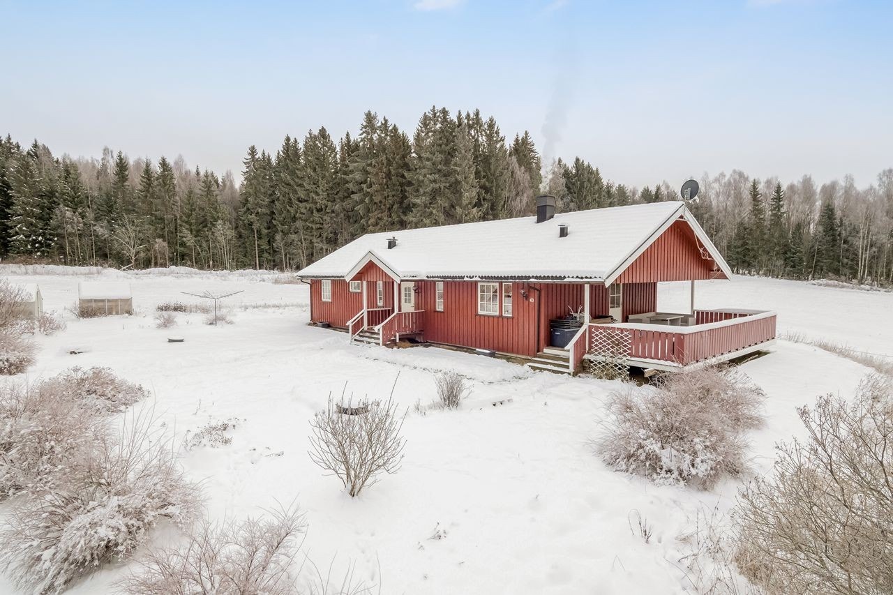 Eneboligen ligger høyt og fritt med godt utsyn Galleribilde