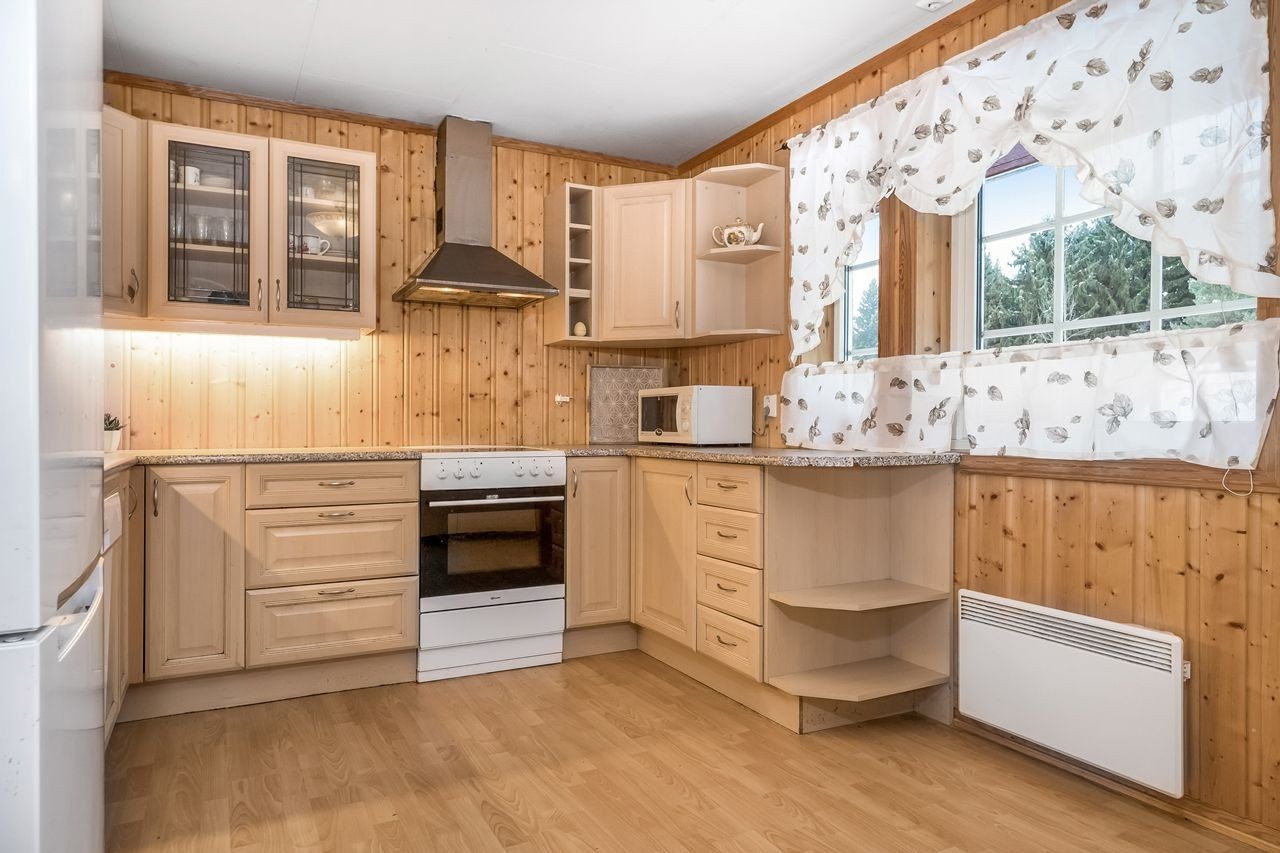 Godt lysinnslip fra det store kjøkkenvinduet Galleribilde