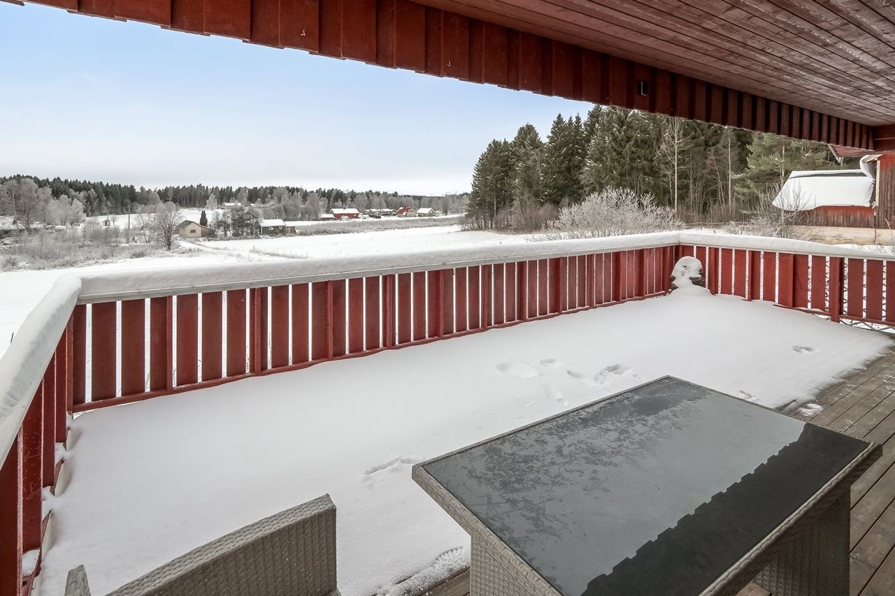 Stor og solrik terrasse som er delvis overbygget Galleribilde