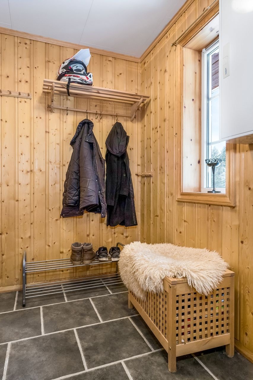 I hallen er det god plass til garderobeløsning for klær og sko Galleribilde