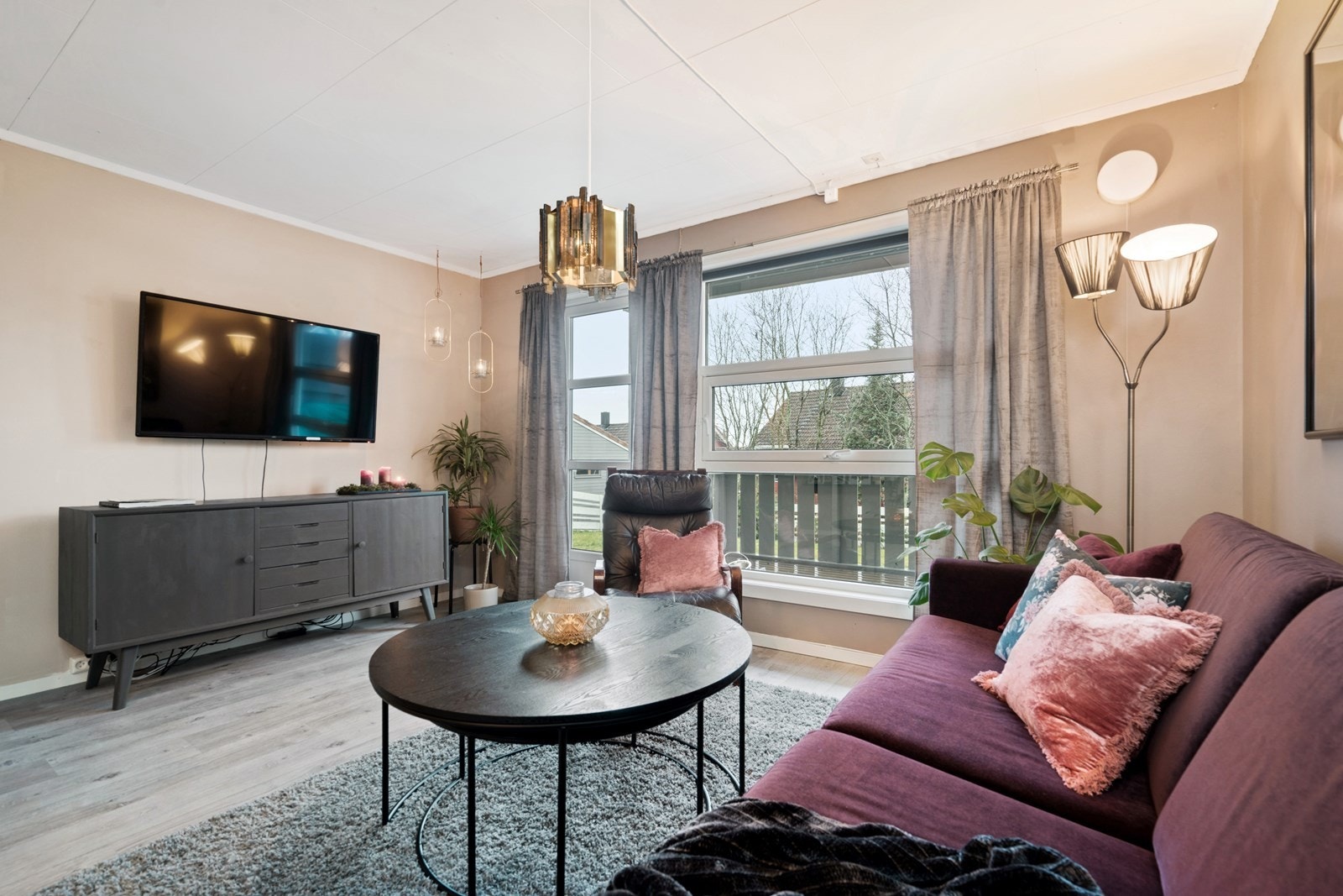 Utenfor stuen er det terrasse og egen stor hage. Galleribilde