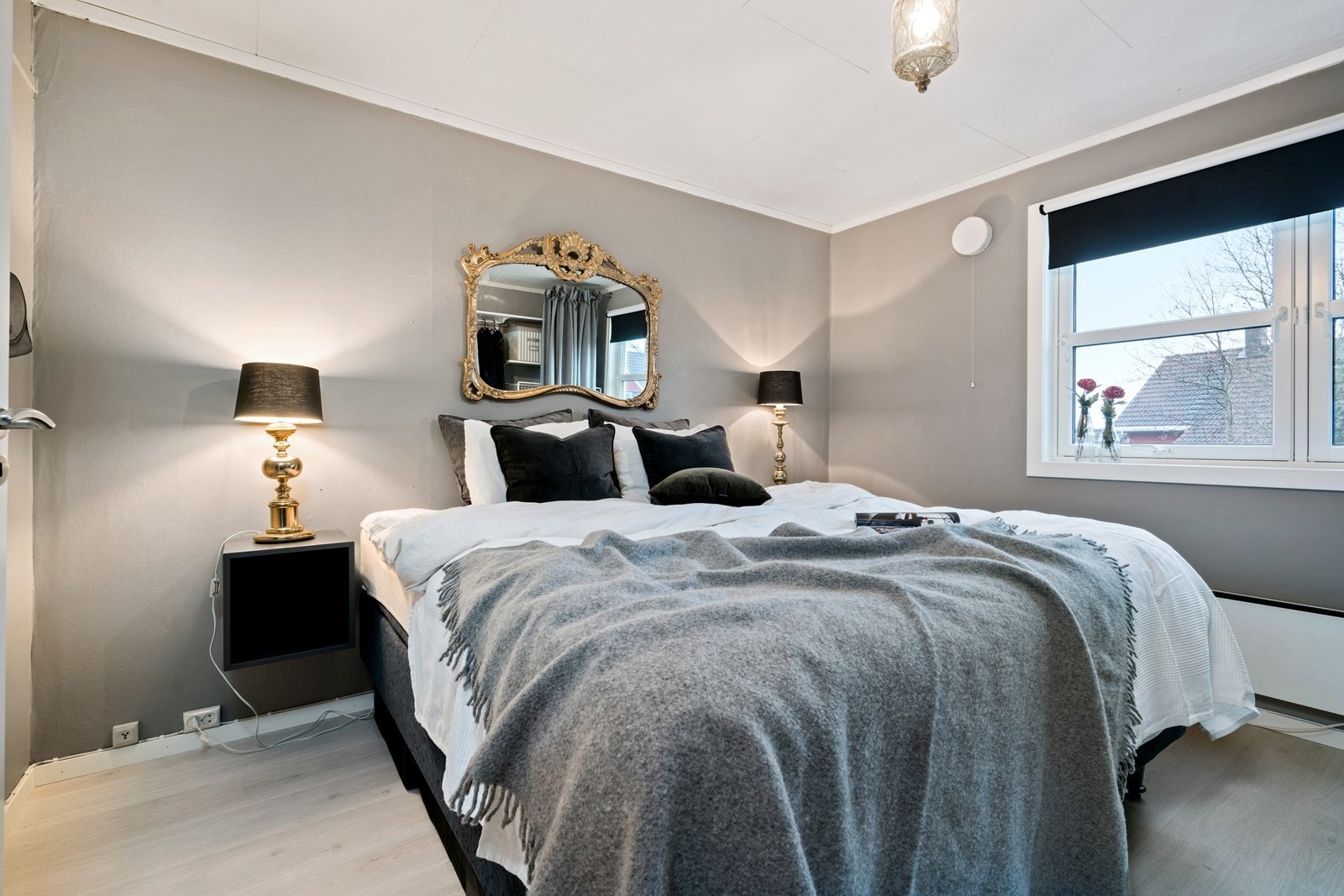 Stort og pent oppusset soverom Galleribilde