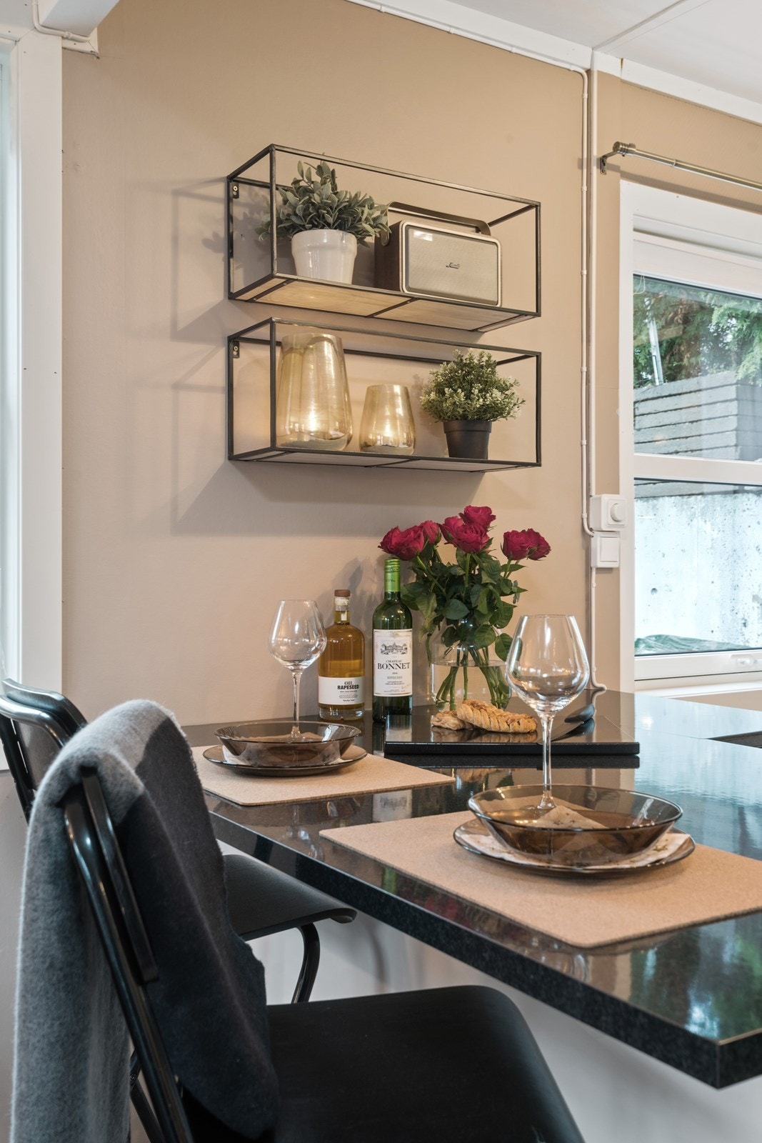 Spiseplass ved kjøkkenbenken. Galleribilde