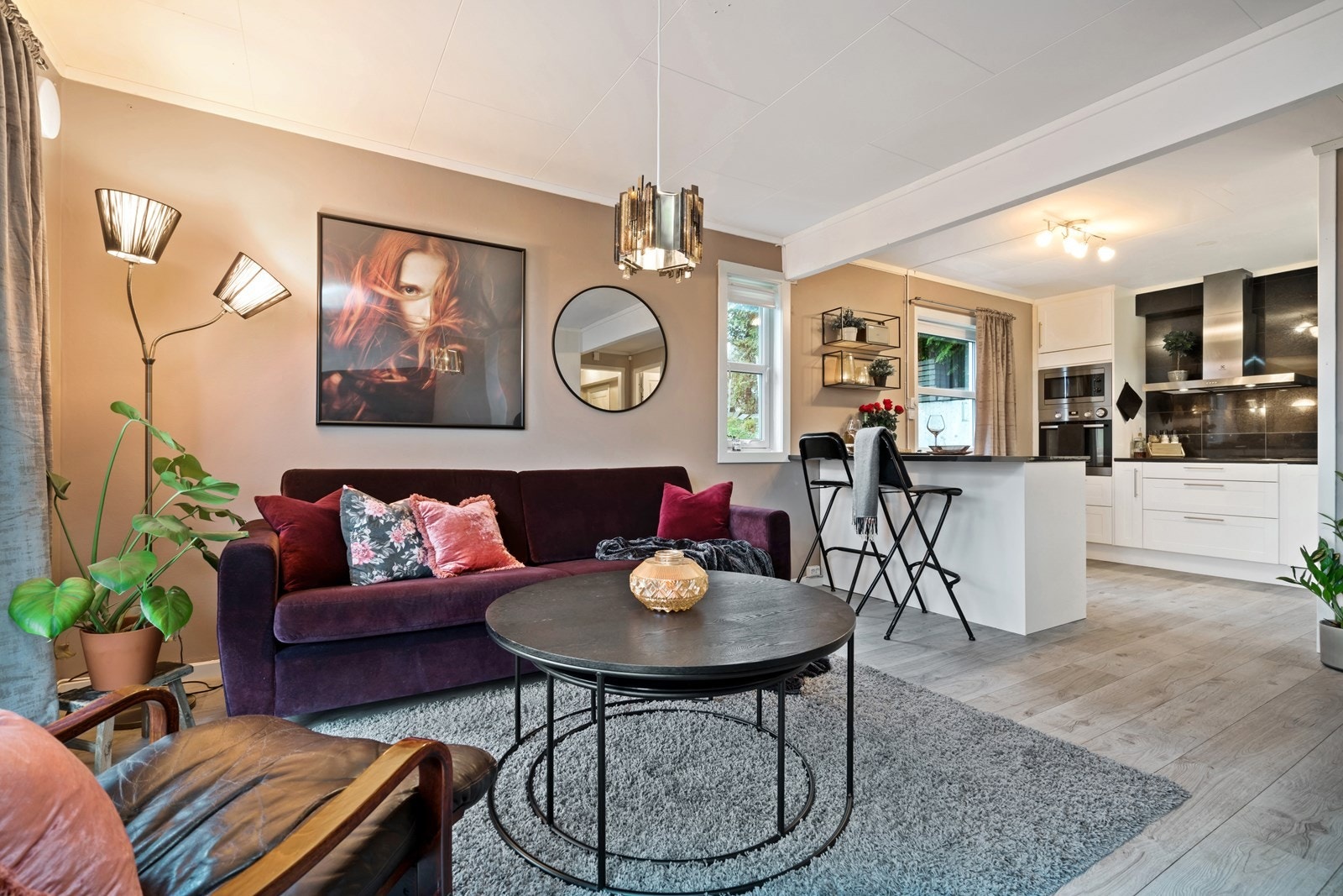 Stuen er i åpen løsning med kjøkkenet. Galleribilde