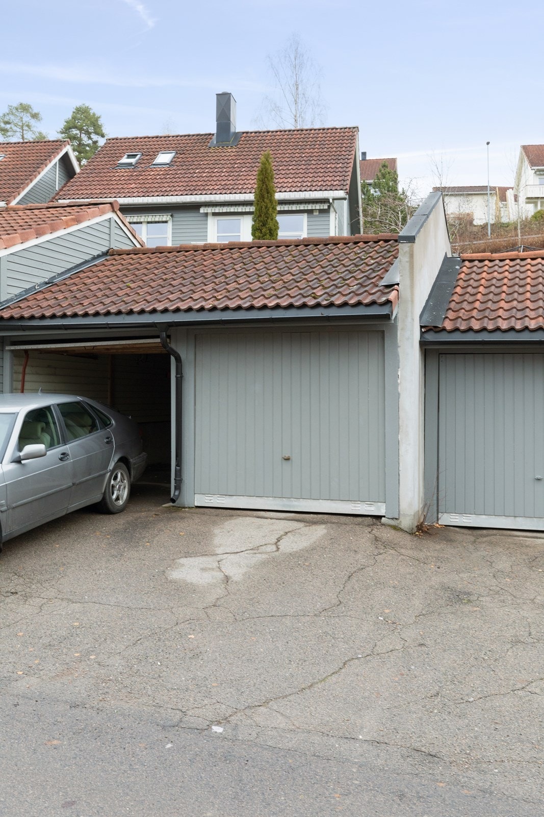 Parkering i felles garasjerekke rett utenfor leiligheten. Galleribilde