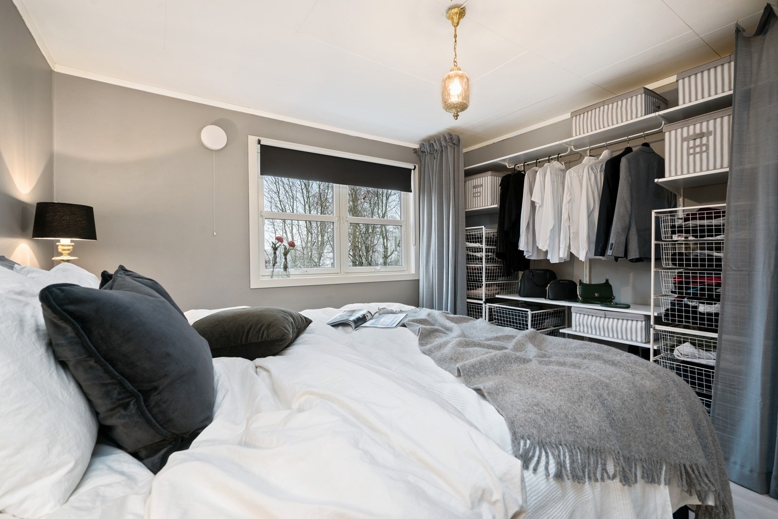 Godt med garderobeplass på soverommet. Galleribilde