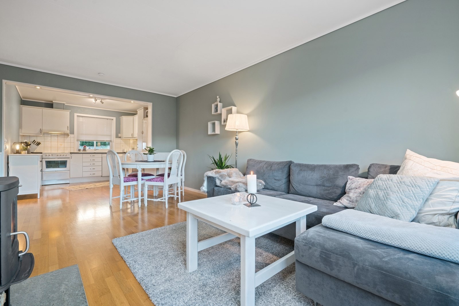 Lun og hyggelig stue med god plass til spisestue og sofa. Galleribilde