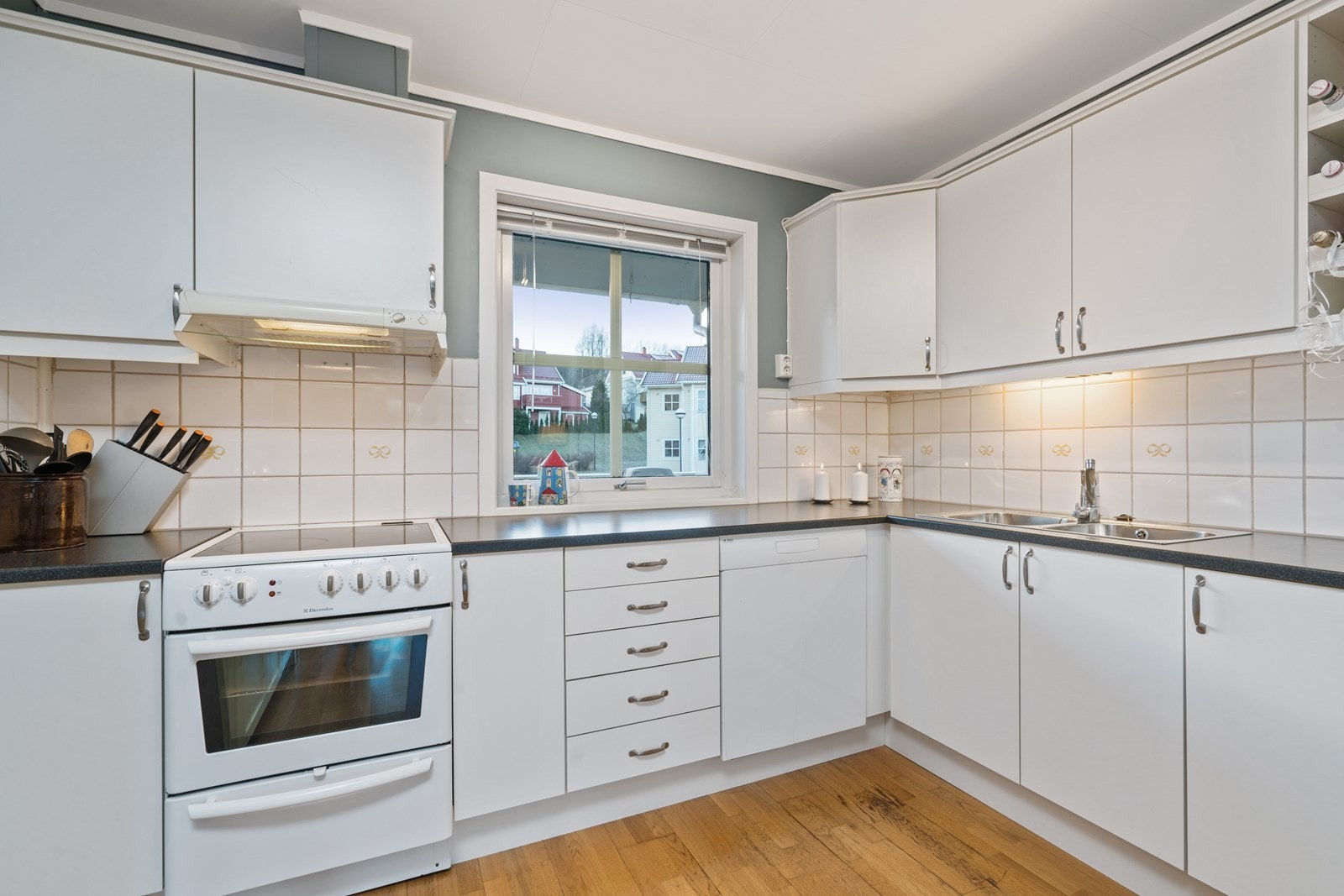 Lyst og pent kjøkken, rikelig med skap og benkeplass. Galleribilde