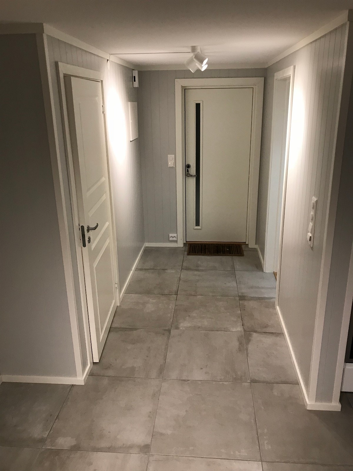 Bilde tatt fra spiseplass, soverom 1 er til venstre og bad til høyre. Garderobe kommer. Galleribilde