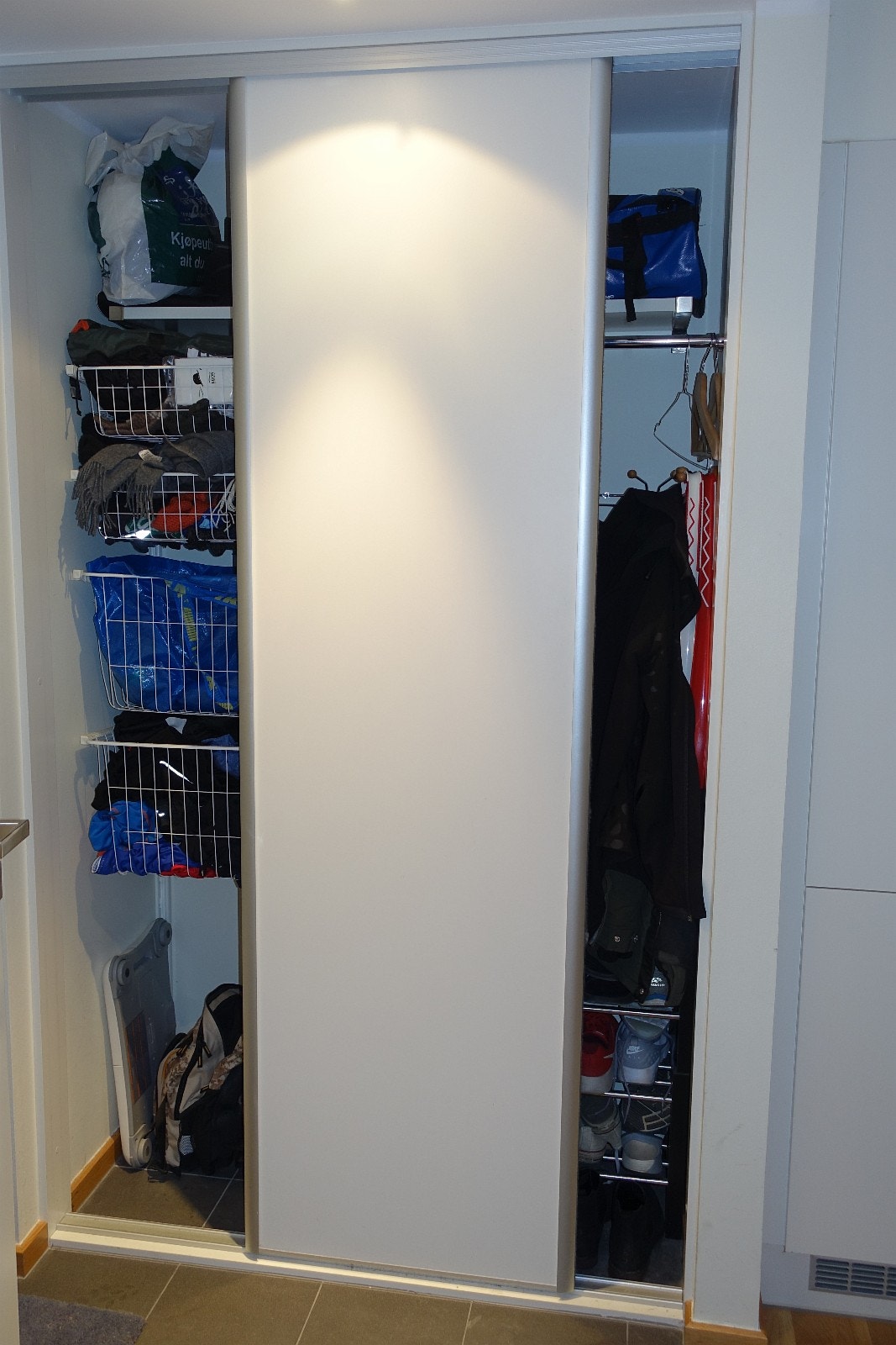 Innredet garderobe i entreen Galleribilde