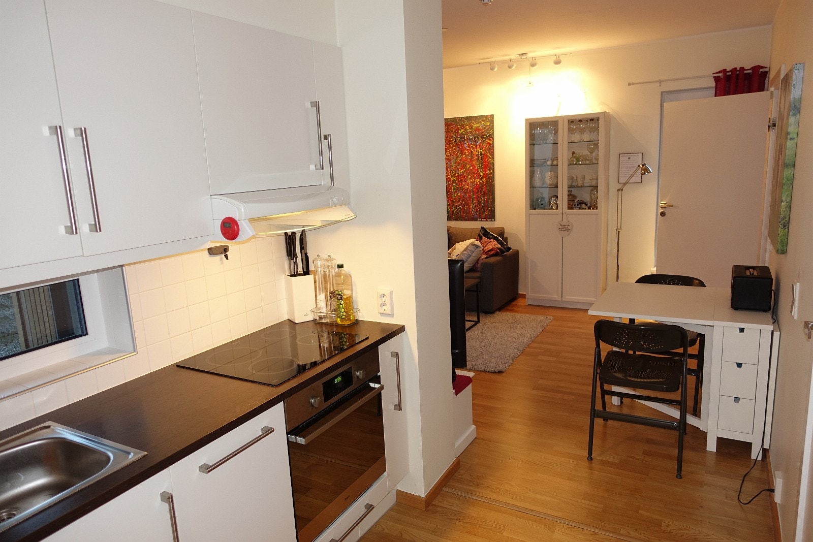 Kjøkkenet ligger like inntil stua. Godt avtrekk i kjøkkenvifte Galleribilde