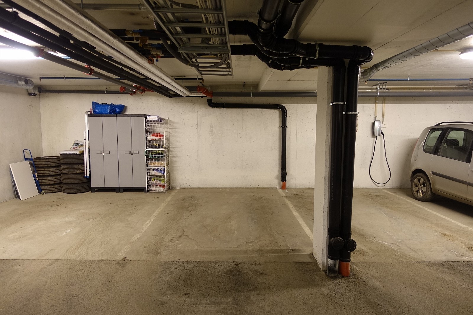 Oppvarmet p-plass i låst garasjeanlegg. El.bil-lader er montert etter at dette bildet ble tatt. Galleribilde