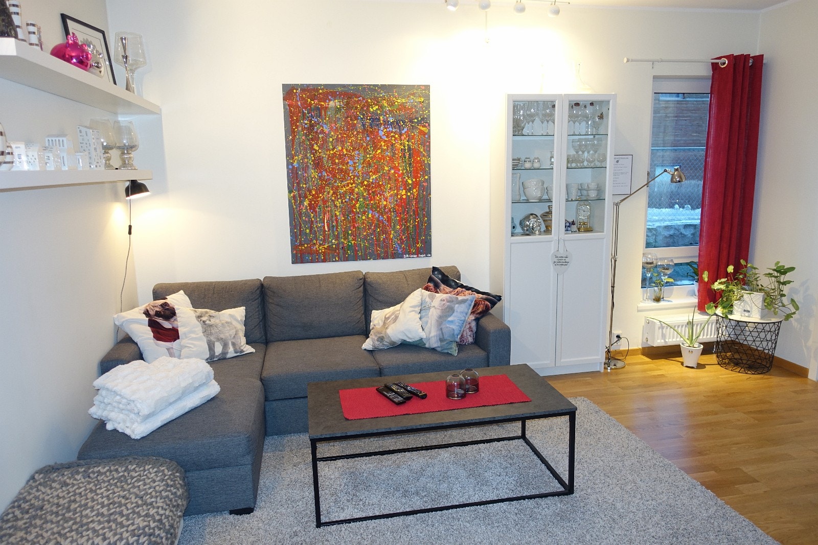 Moderne og koselig leilighet med gjennomlys. Gode solforhold ettermiddag/kveld. Galleribilde