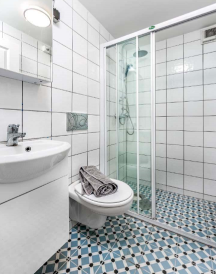 Lite bad med skapplass og radiator for oppvarming. Galleribilde