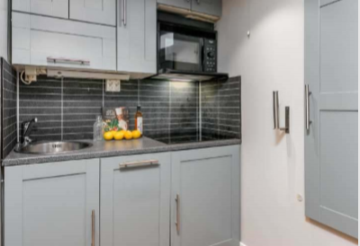 Kjøkken med mikro, integrert kjøleskap, oppvaskmaskin og ovnplate med avtrekk Galleribilde