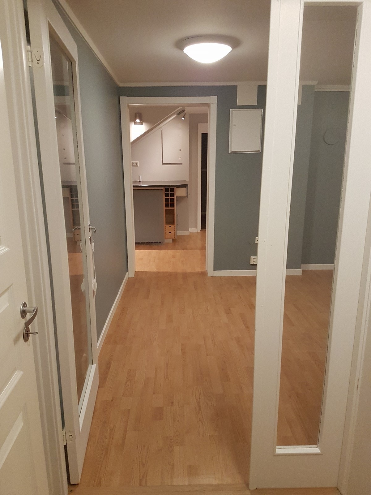 Når man kommer ned trappen kommer man i felles stue og inn til hoveddel Galleribilde