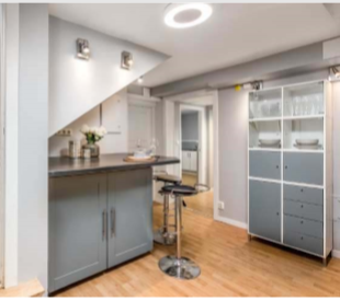 Felles kjøkken med skap plass og 2 integrerte kjøleskap og fryser. Galleribilde