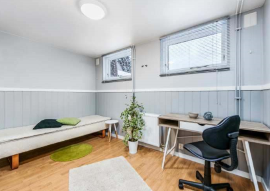 soverom, delvis møblert med seng, stort skap, skrivebord.
Gammelt bilde. Galleribilde