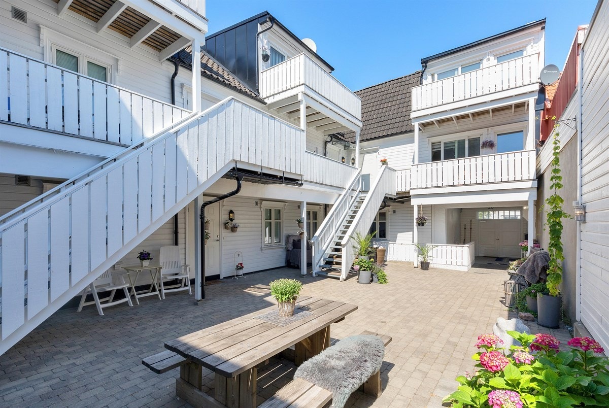 Fantastisk bakgård med flere sittegrupper Galleribilde