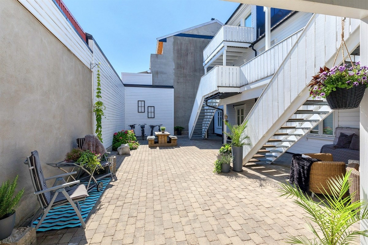 Fantastisk bakgård med flere sittegrupper Galleribilde