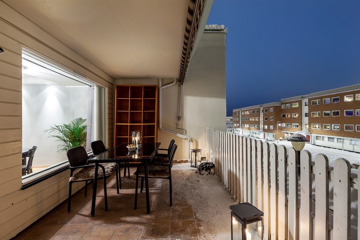 Nyt gode solforhold på sommerhalvåret. Terrassen vender mot vest. Galleribilde