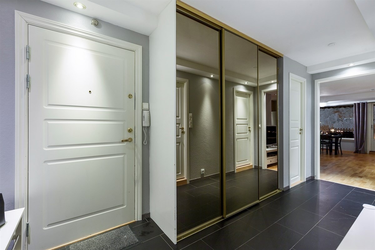 Fra gangen er det et praktisk garderobeskap med 60 cm dybde og inngang til bod med plass til rikelig med oppbevaring. Galleribilde