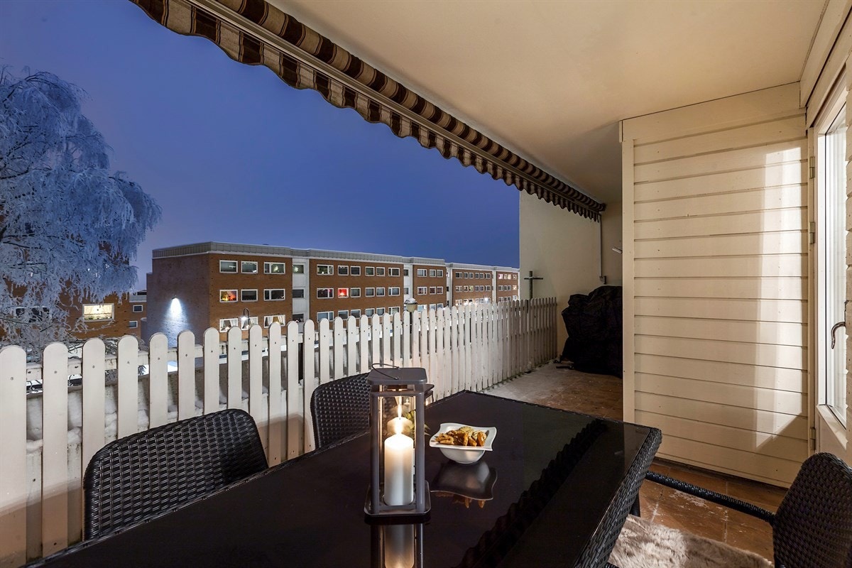 Terrassen har god plass til flere sittegrupper og grill. Galleribilde