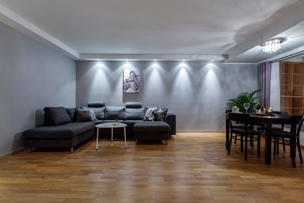 Det er rikelig med plass til både stor sofagruppe og spisebord i stuen. Galleribilde
