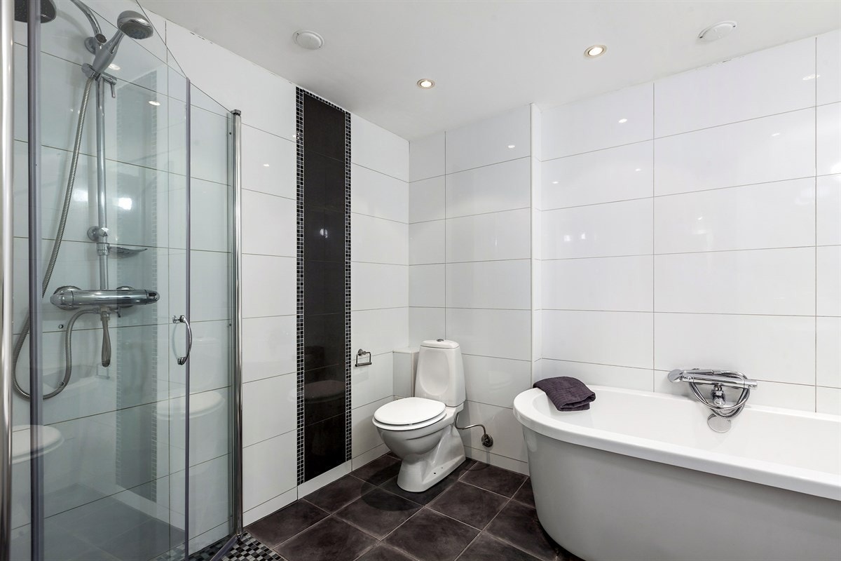 Det er både dusjhjørne og badekar på badet. Galleribilde