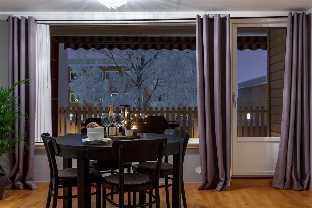 Fra stuen er det utgang til en vestvendt terrasse med deilige solforhold og rikelig med plass til sittegrupper. Galleribilde