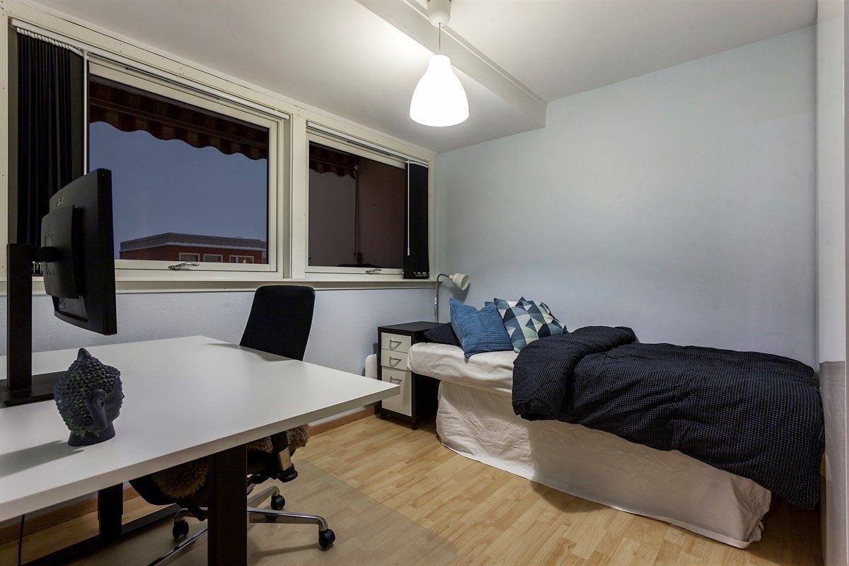 Soverom 3 har inngang fra stuen og har plass til både skrivebord, garderobeskap og seng. Galleribilde