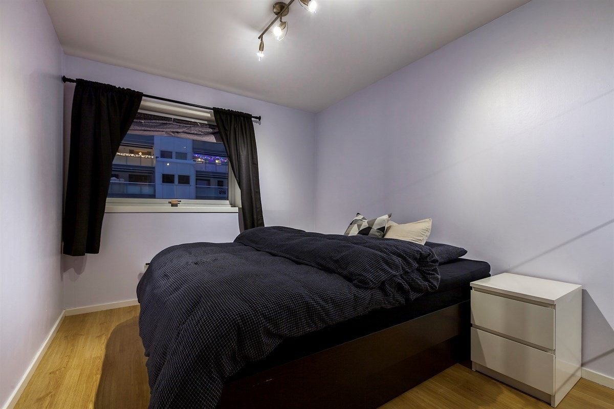 Soverom 1 er hovedsoverommet med plass til stor dobbeltseng og nattbord. Galleribilde