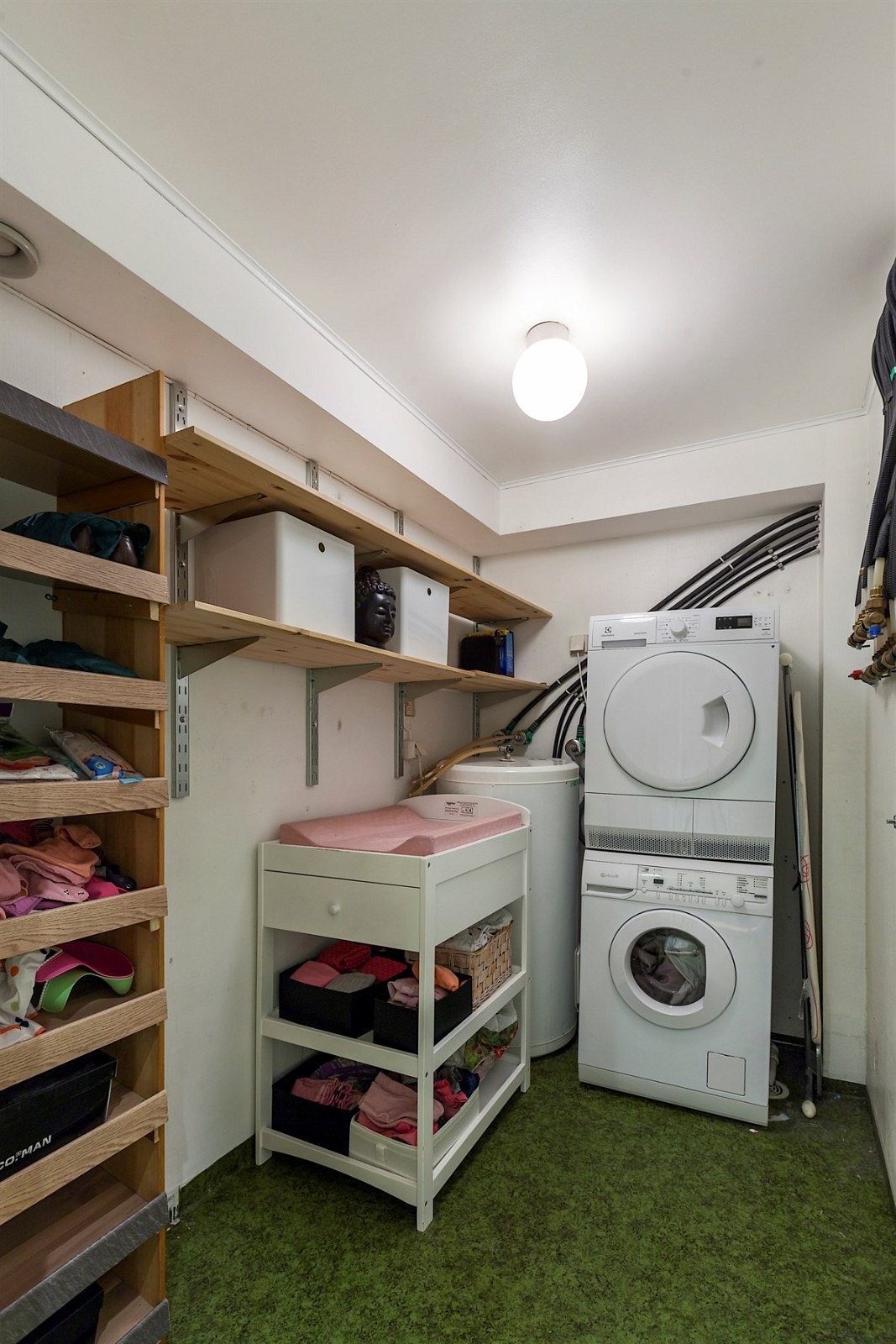 Ved siden av badet er det inngang til vaskerommet som har godt med oppbevaringsplass og opplegg for vaskemaskin og tørketrommel. Galleribilde