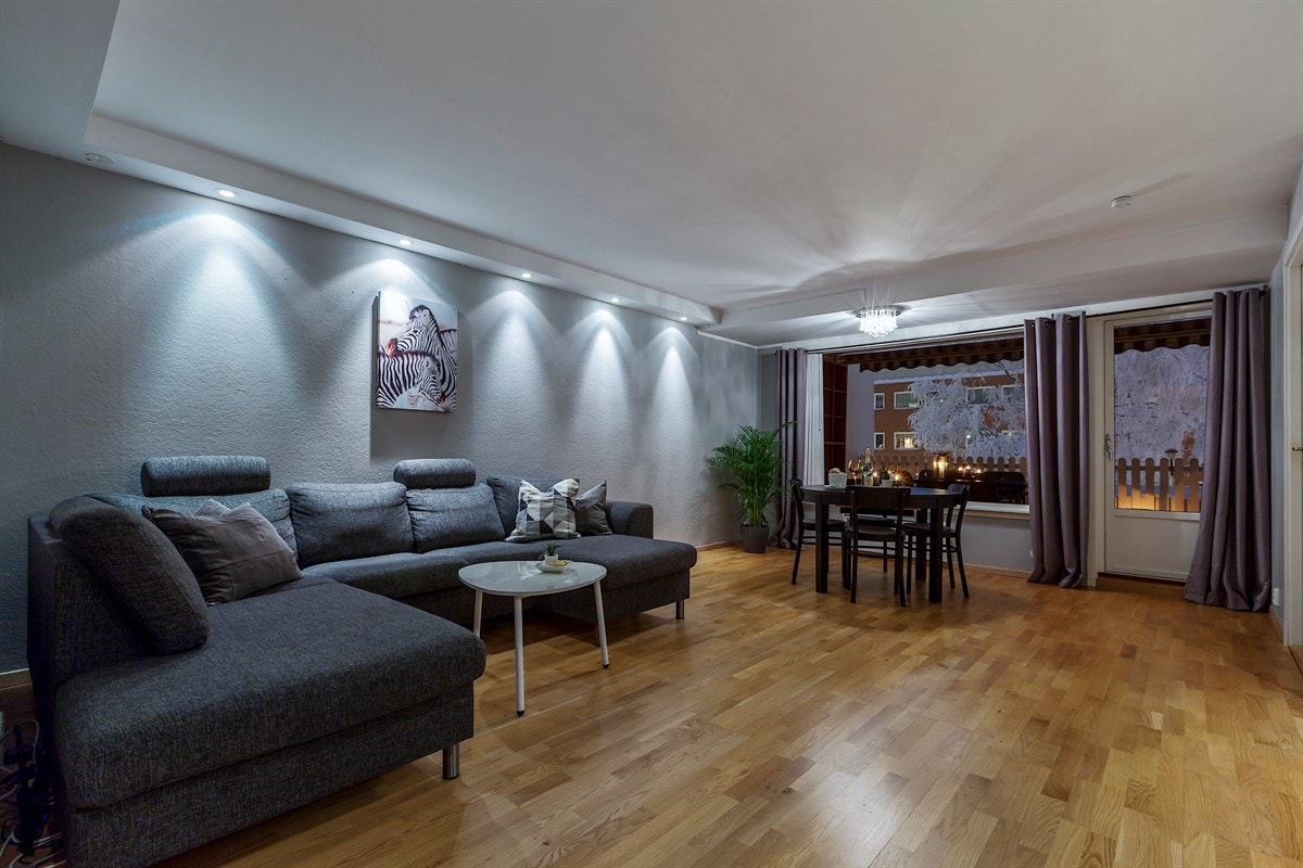 Stuen er nymalt i desember 2018 og har downlights i himlingen. Galleribilde