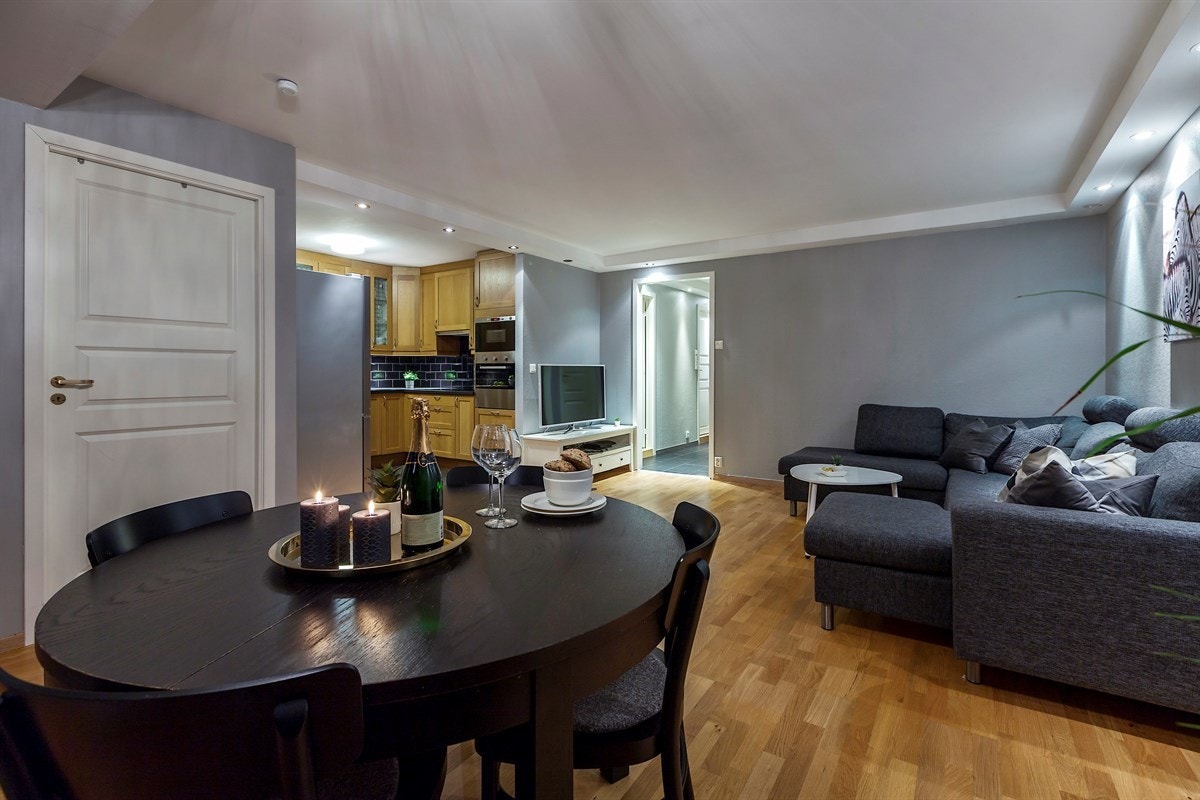 Fra stuen er det en delvis åpen løsning til kjøkkenet. I senere tid er det satt opp et ekstra soverom med inngang fra stuen. Galleribilde