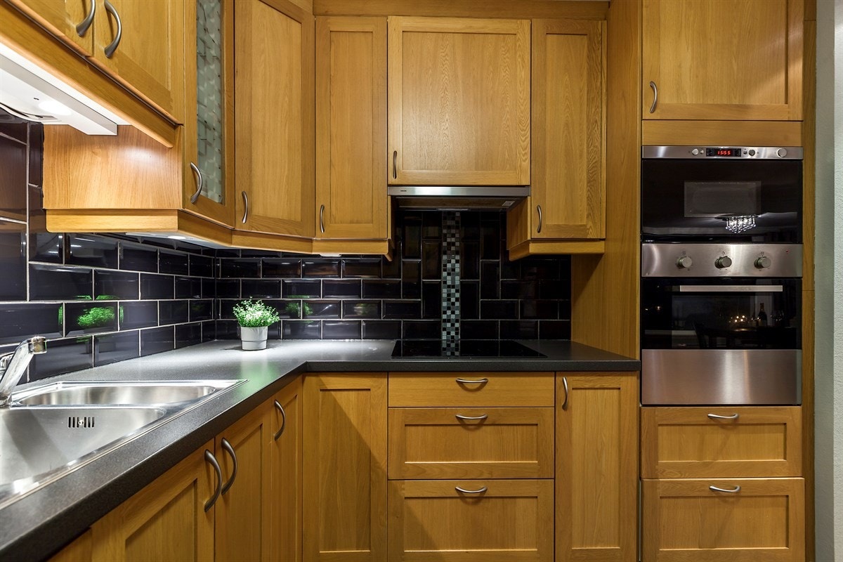 Det er rikelig med benke- og skapplass på kjøkkenet for matlaging. Galleribilde