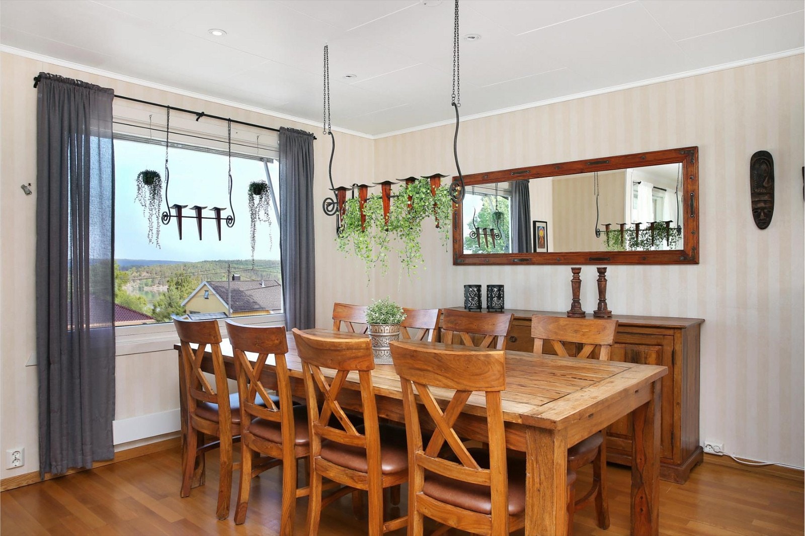 Spisestue i tilknytning til kjøkkenet! Galleribilde