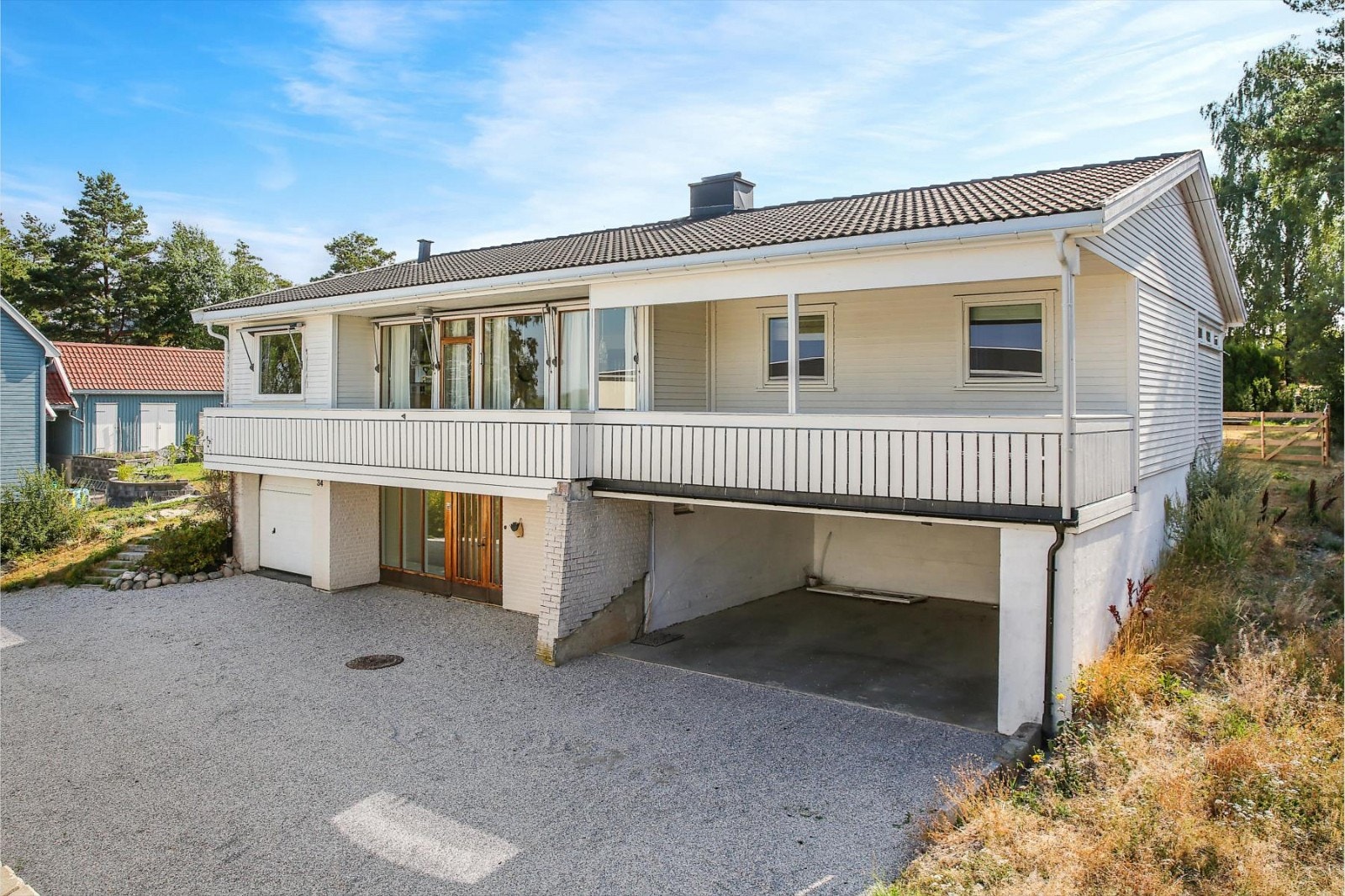 Balkong langs hele vestveggen - delvis overbygd! Galleribilde