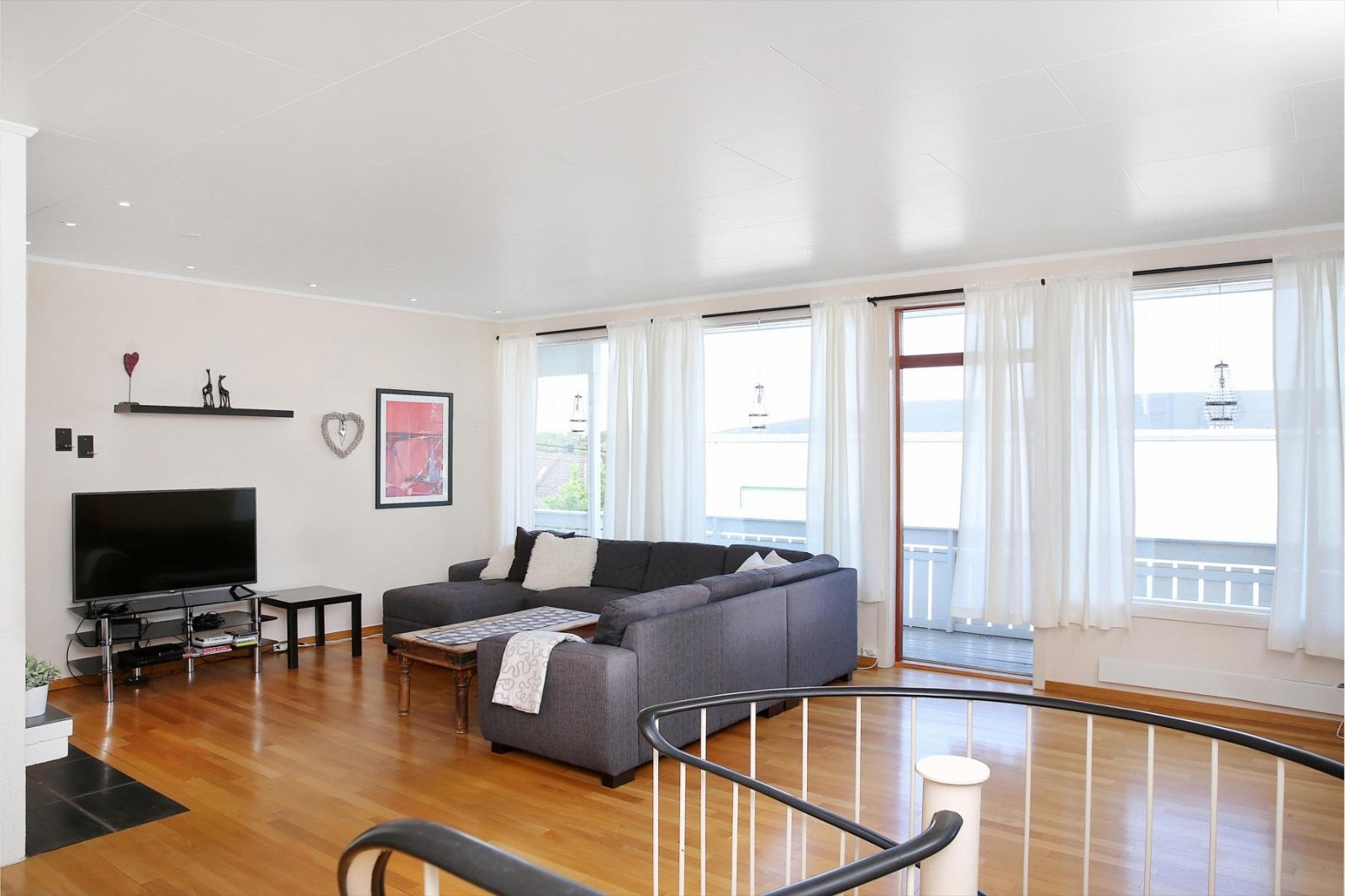 Stor stue med god takhøyde! Galleribilde