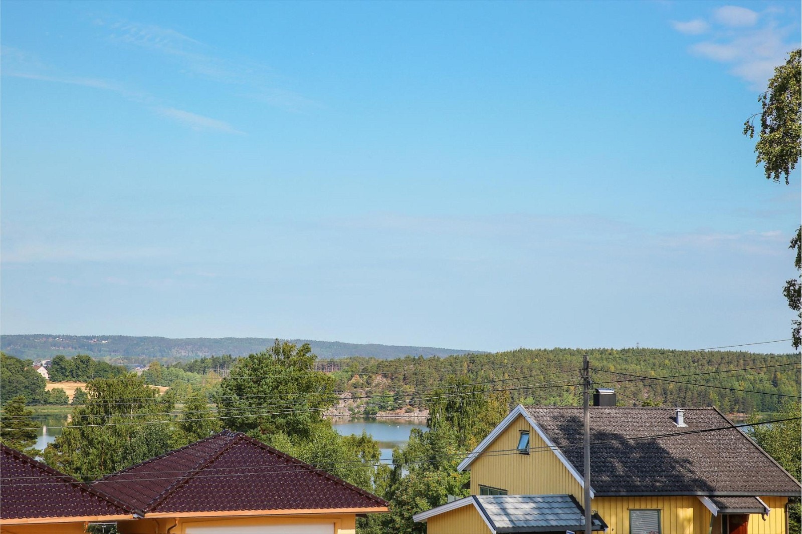 Du ser mot Tunevannet fra deler av boligen! Galleribilde