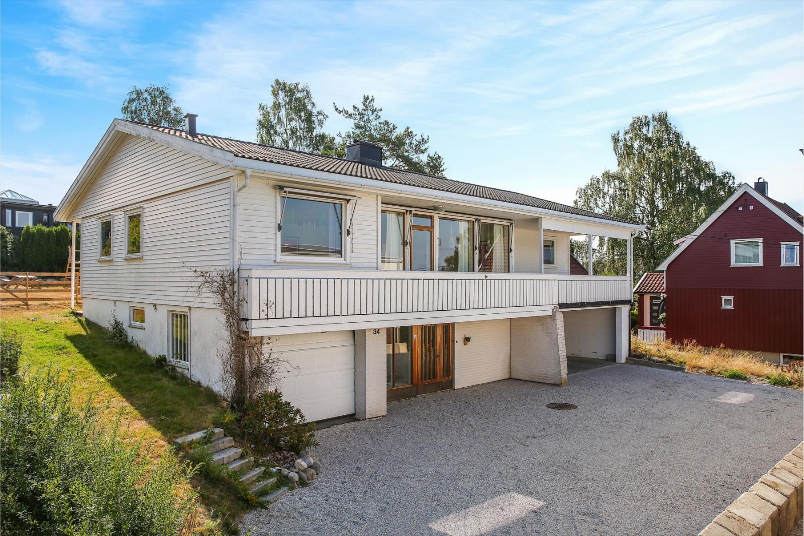 Gruset gårdsplass med tilgang til garasje og dobbel carport! Galleribilde