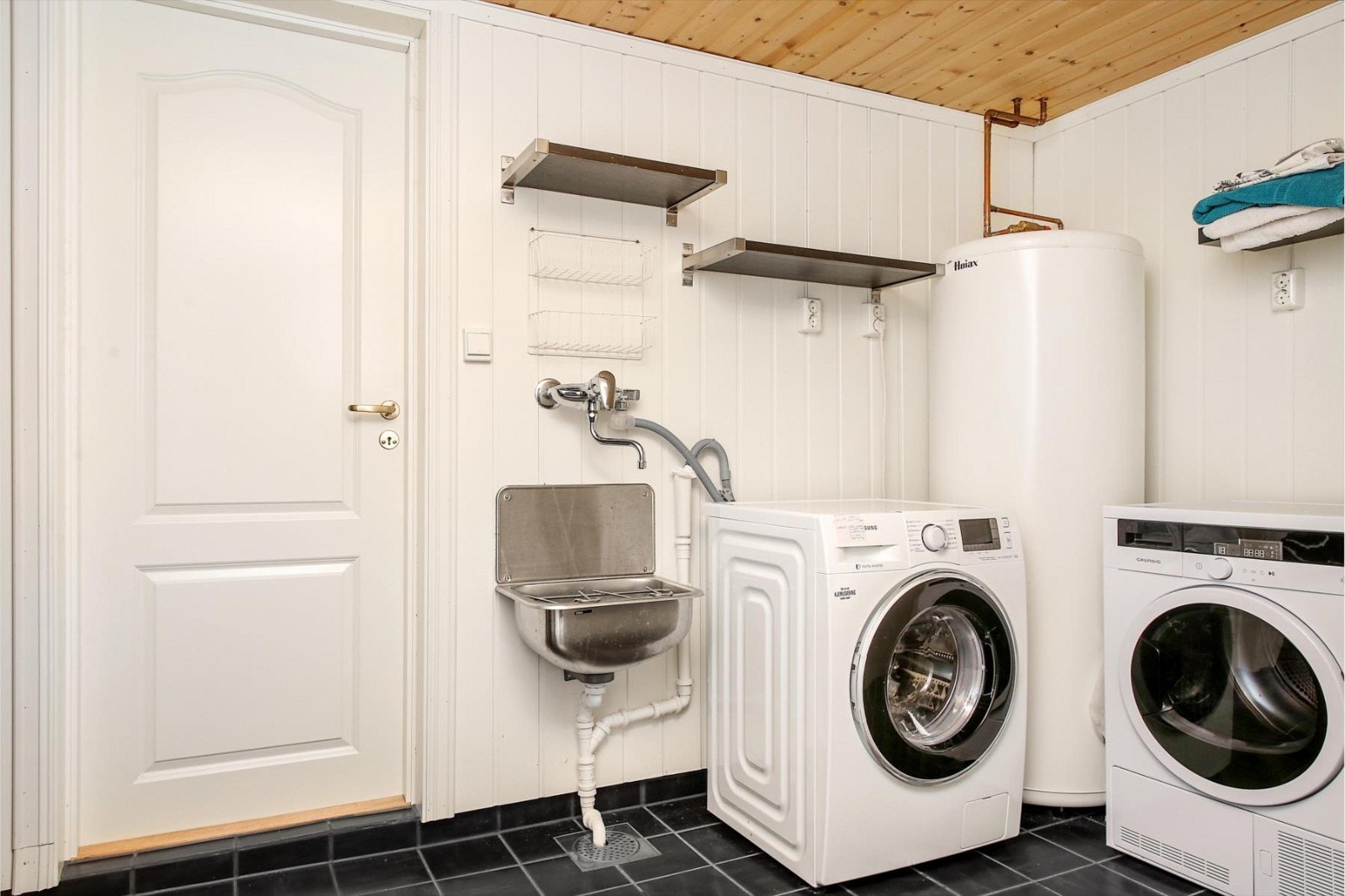 Praktisk vaskerom med muligheter for ekstra dusj! Galleribilde