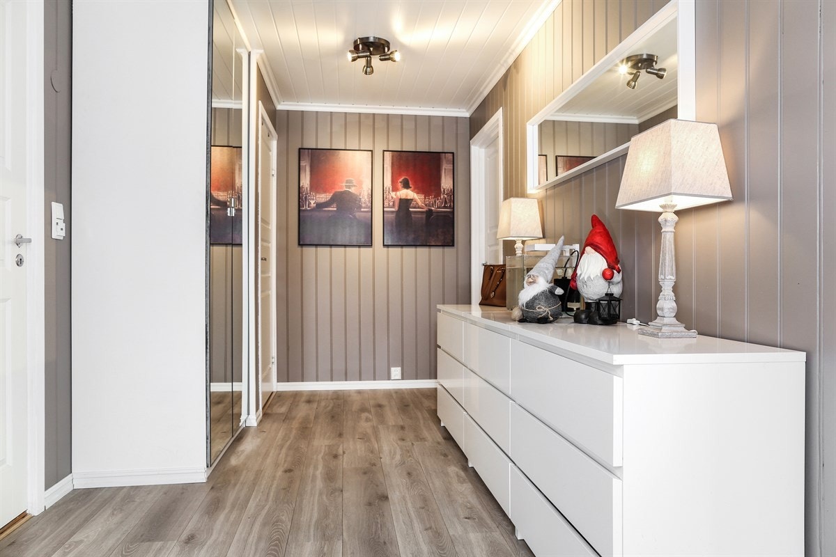 Stor og innbydene gang med stort garderobeskap for oppbevaring Galleribilde