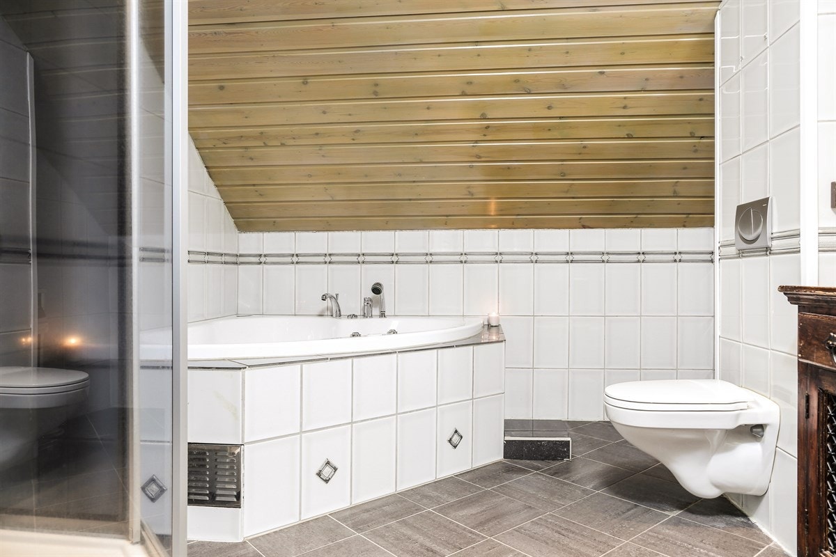 Flislagt bad i andre etasje med bobblebad og dusjkabinett Galleribilde