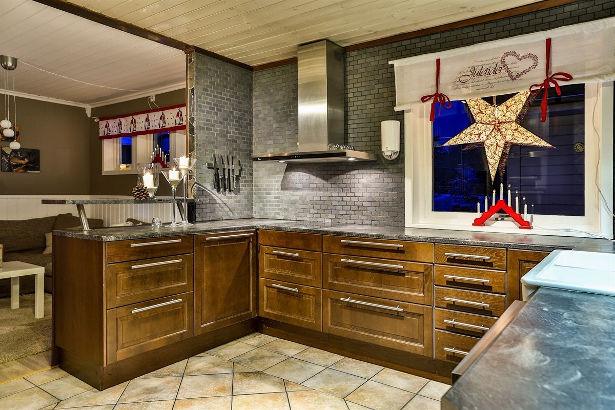 Stort kjøkken med mye oppbevaringsplass i underskapene Galleribilde