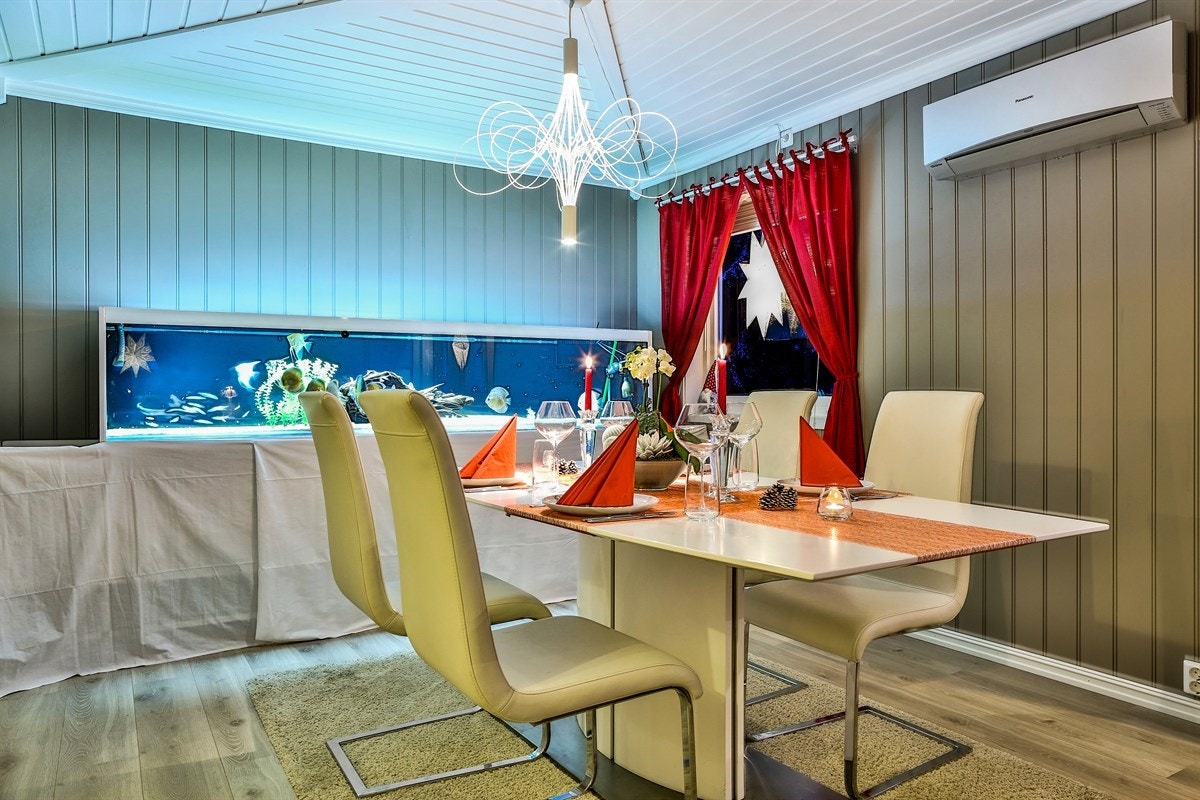 Varmepumpe fra 2009 benyttes i dag sammen med peis for oppvarming av boligen Galleribilde