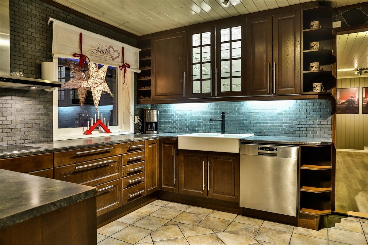 Godt med benkplass og oppbevaring i overskapene. Galleribilde