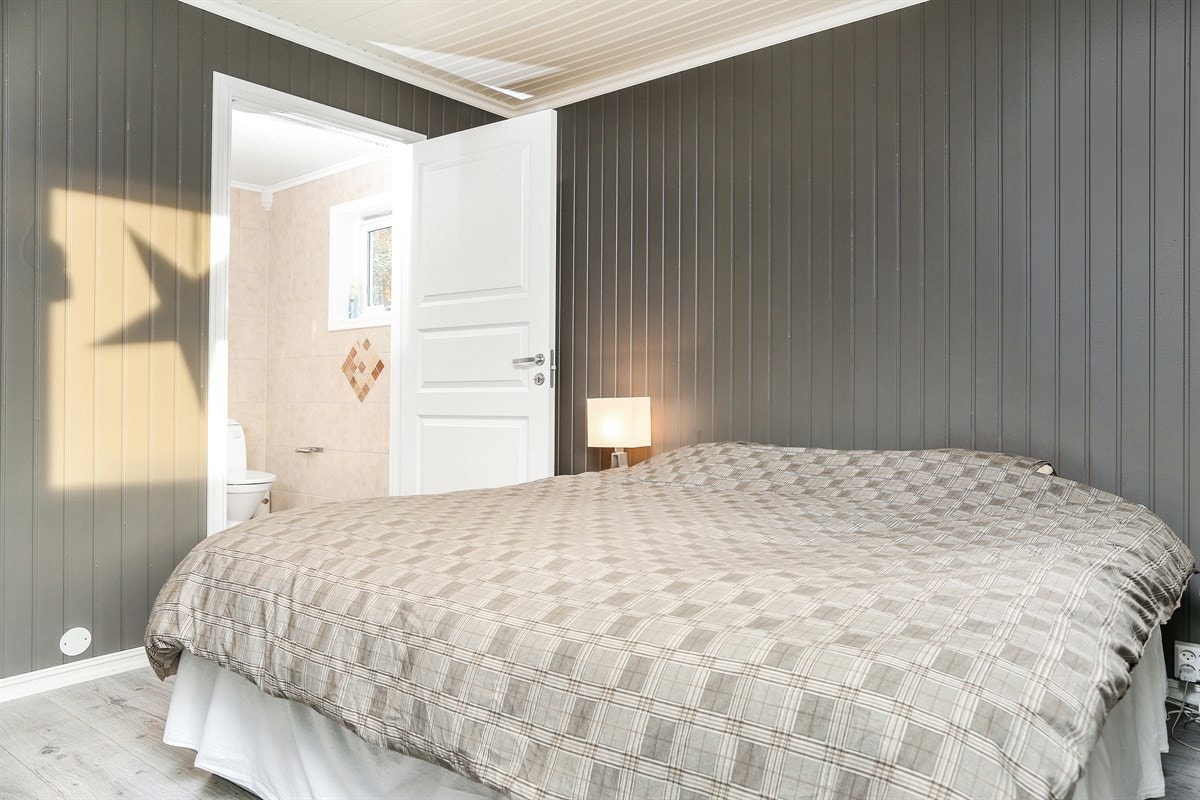 Hovedsoverommet befinner seg i første etasje med eget bad. Galleribilde