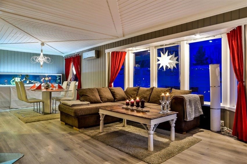 Lys og romslig stue med store vinduer som slipper inn mye naturlig lys Galleribilde